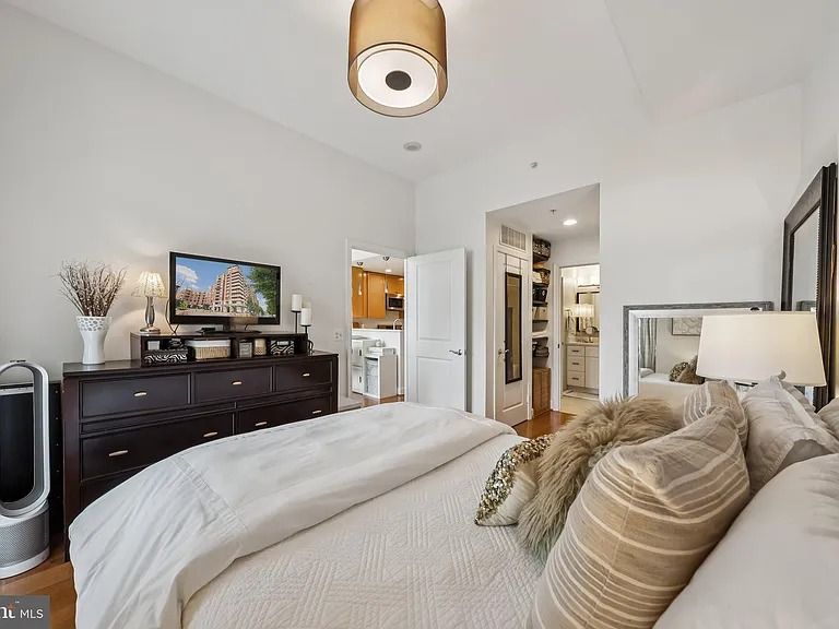 This amenity-rich one bedroom condominium is move-in ready in Arlington VA