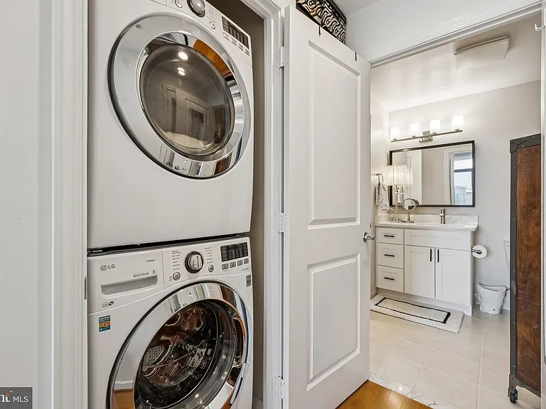 This amenity-rich one bedroom condominium is move-in ready in Arlington VA