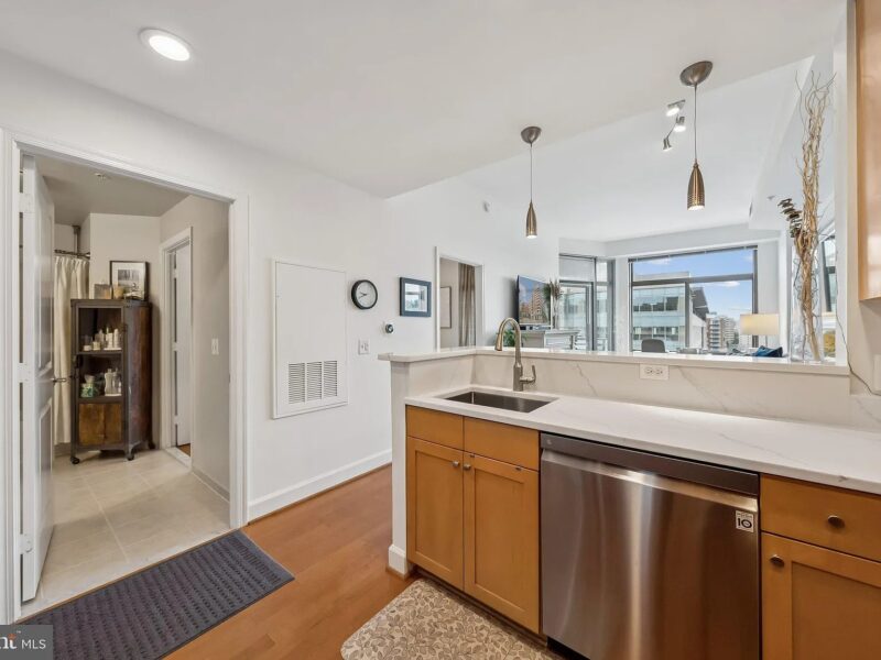 This amenity-rich one bedroom condominium is move-in ready in Arlington VA